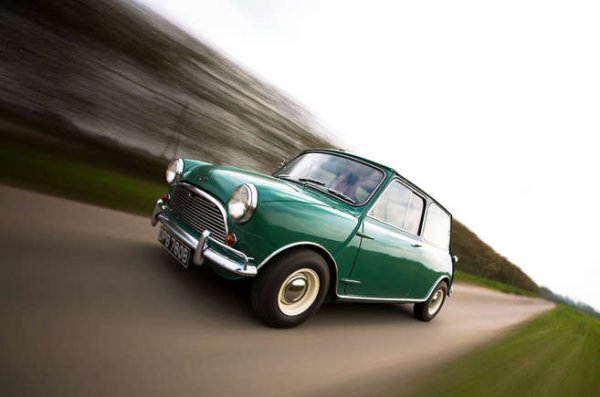 Превърна се едновременно в моден аксесоар и победител в рали Монте Карло, филмова звезда и автомобил за милиони шофьори. Прост, просторен, достъпен и забавен. Той беше и първият, който усъвършенства задвижването на предните колела. Малко коли от който и да е размер са били по-важни.